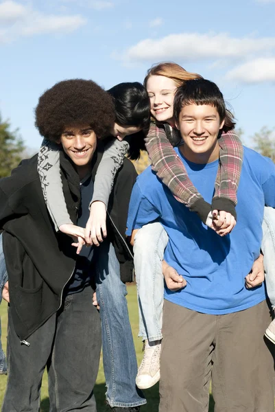 Etnické teen přátel — Stock fotografie