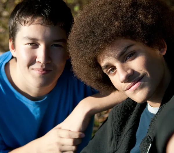 Mixed-race friendship — Stock Photo, Image