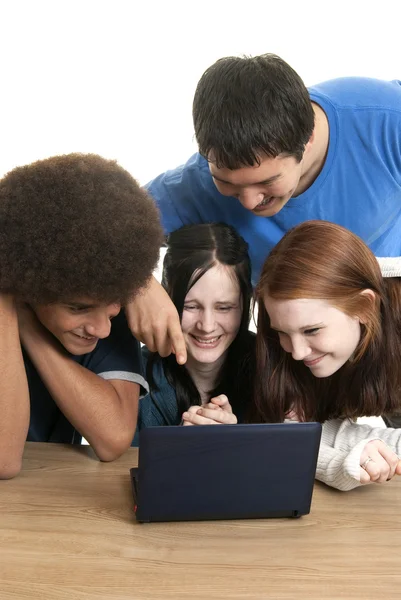Adolescentes diversos com laptop — Fotografia de Stock