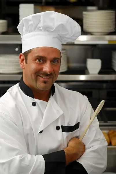 Chef souriant avec cuillère — Photo
