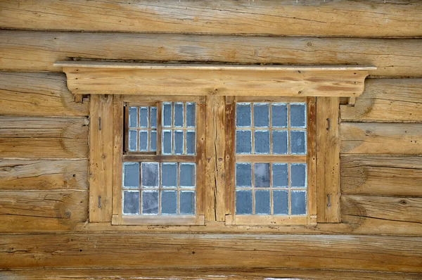 Fragment van een oud houten huis — Stockfoto