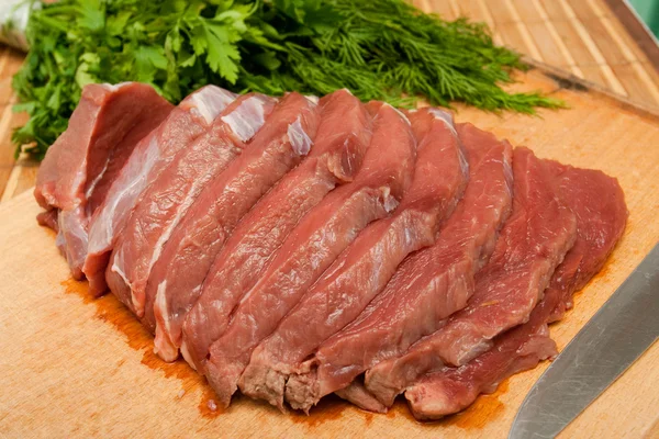 Vers rundvlees aan boord klaar om te koken — Stockfoto