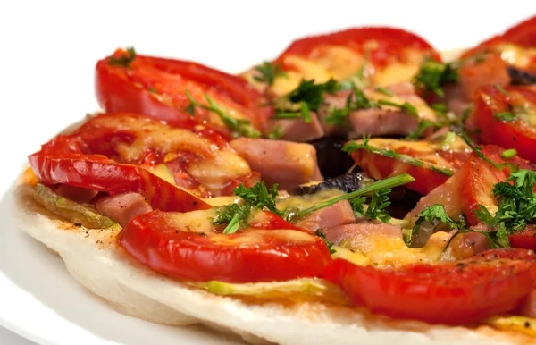 Pizza saborosa isolada em branco — Fotografia de Stock