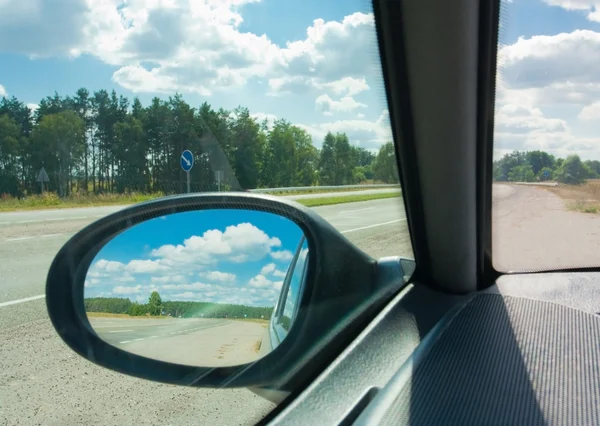 Guardarsi allo specchio retrovisore — Foto Stock