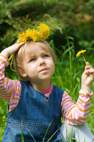 小女孩用头上的花环 — 图库照片