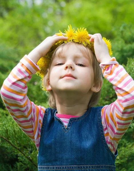 小女孩用头上的花环 — 图库照片