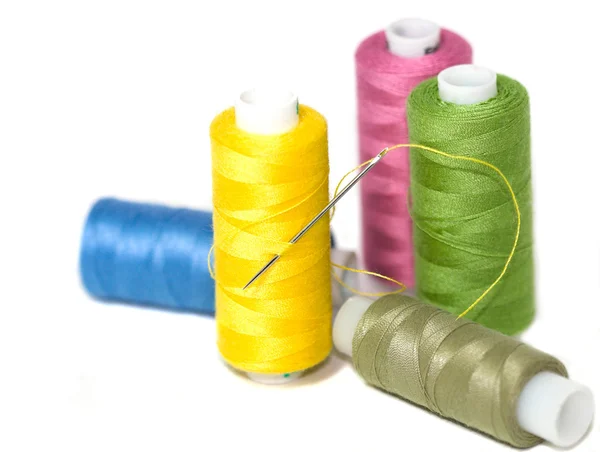 Spoelen van kleur threads — Stockfoto