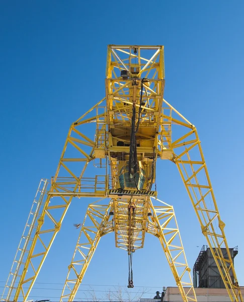 The building crane against the blue sky — Stock Photo, Image