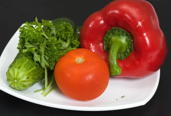 Свежие овощи на белой тарелке — стоковое фото
