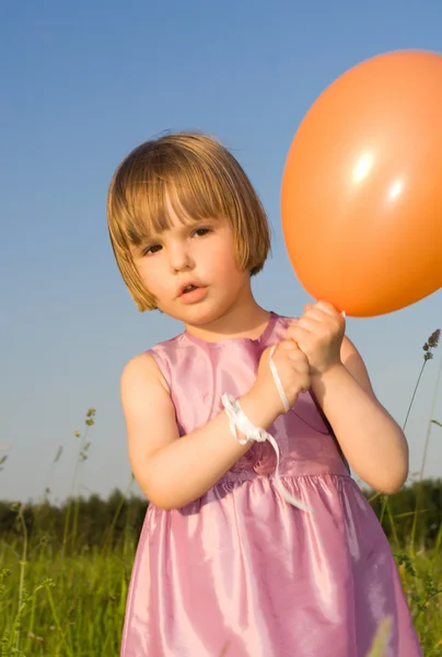 Meisje met een ballon — Stockfoto