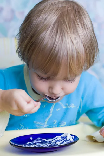 बाळ खाणे — स्टॉक फोटो, इमेज