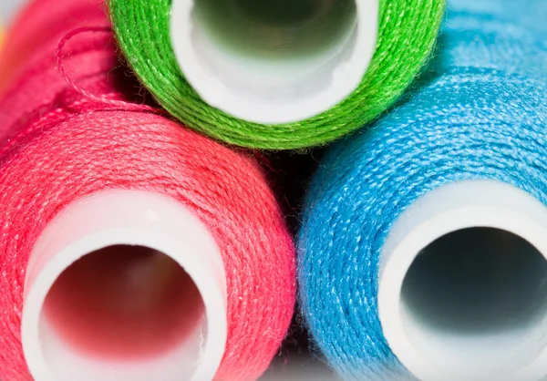 Bobine di fili colorati — Foto Stock