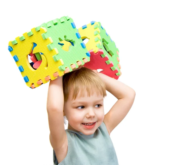 Uma criança brinca com blocos de brinquedo — Fotografia de Stock