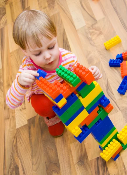 Uma criança brinca com blocos de brinquedo — Fotografia de Stock