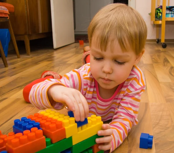 Ein Kind spielt mit Spielzeugklötzen — Stockfoto