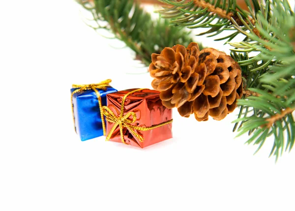 Ramo de árvore de Natal e presentes — Fotografia de Stock