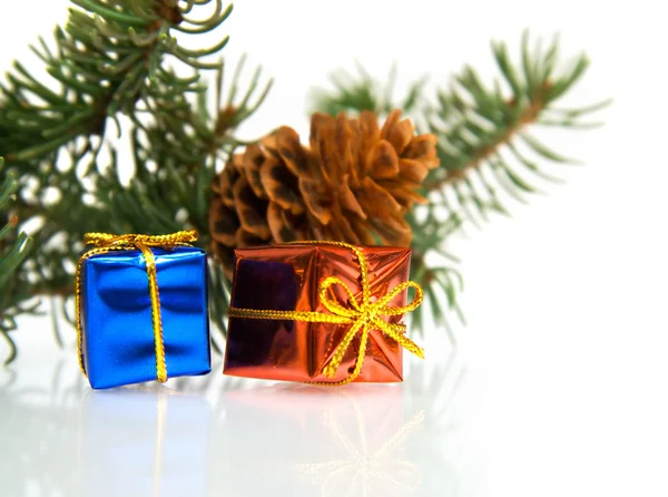 Ramo di albero di Natale e regali — Foto Stock