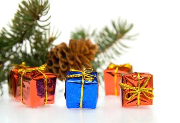 Branche de sapin de Noël et cadeaux — Photo