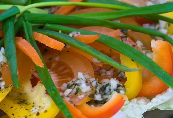 Ensalada de verduras frescas en el plato . —  Fotos de Stock