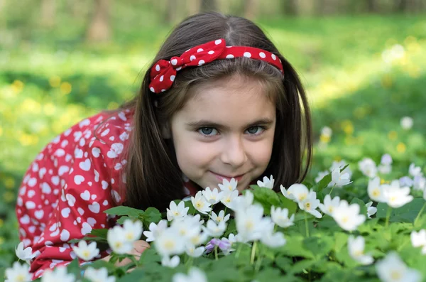 Dziewczyna w kwiaty — Zdjęcie stockowe