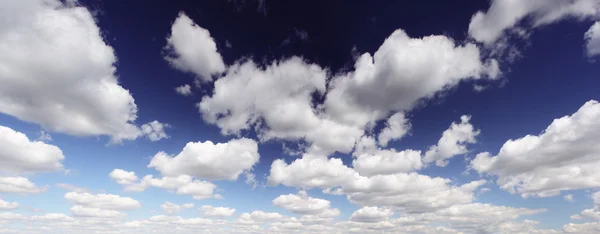 Witte cumulus wolken — Stockfoto