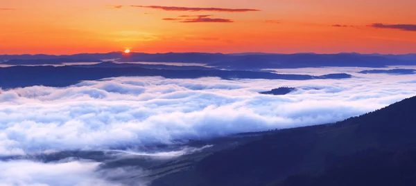 Il tramonto è in montagna — Foto Stock