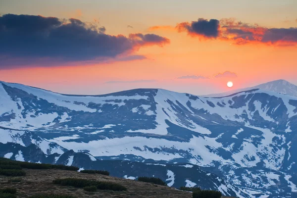 Dağlarda günbatımı mı — Stok fotoğraf