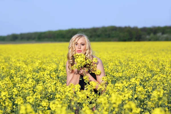 Frau in einem Feld von Wildblumen. — Stockfoto