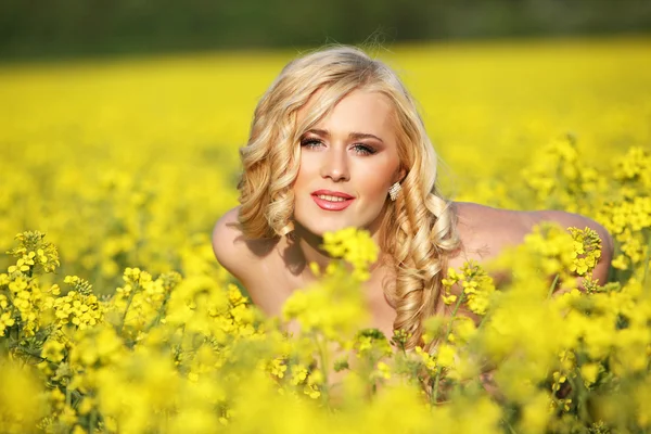 Жінка в полі з польовими квітами . — стокове фото