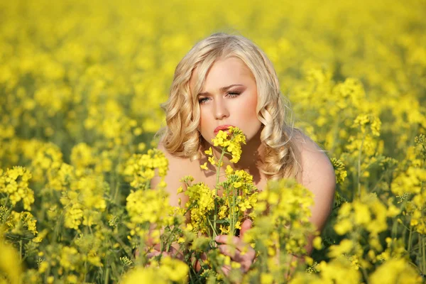 Mulher em um campo de flores silvestres . — Fotografia de Stock