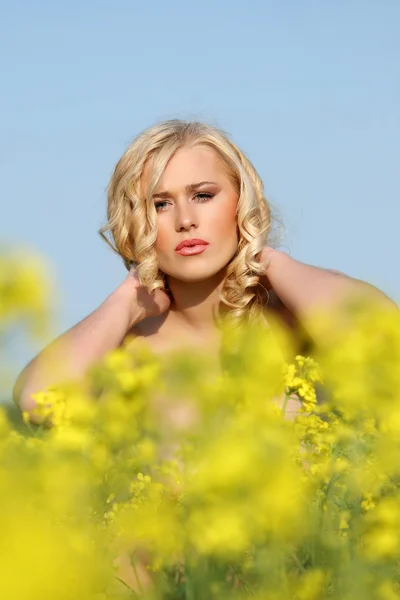 Жінка в полі з польовими квітами . — стокове фото