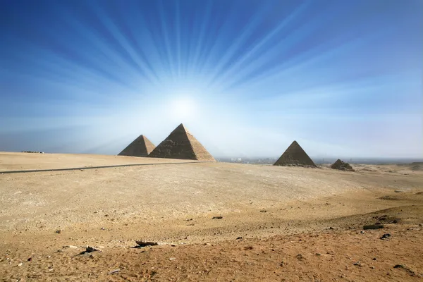 Egyptiska pyramiderna i giza. — Stockfoto