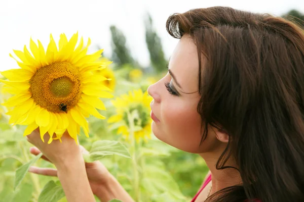 Frau mit Sonnenblumen — Stockfoto