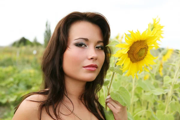 Žena se slunečnicemi — Stock fotografie