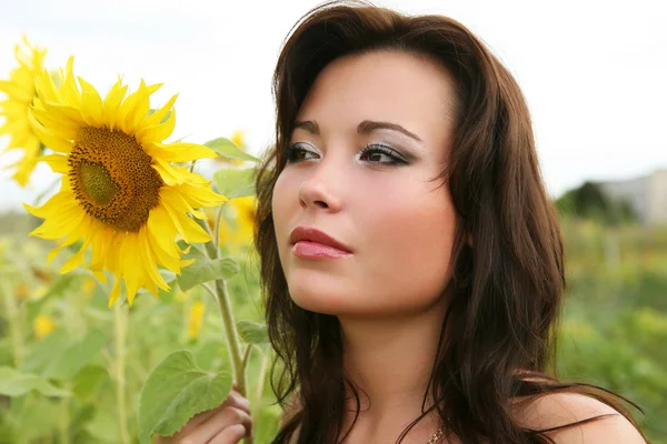 Frau mit Sonnenblumen — Stockfoto
