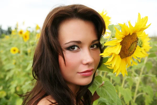 Vrouw met zonnebloemen — Stockfoto