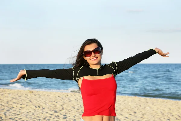 Genç bir kadın sahil üzerinde sevinmektedir.. — Stok fotoğraf