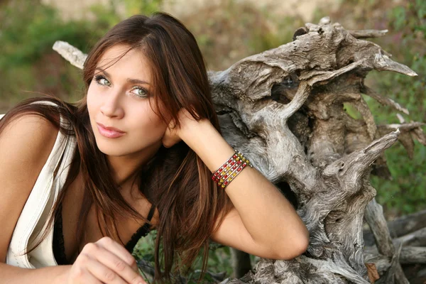 Flicka nära en trädrot — Stockfoto
