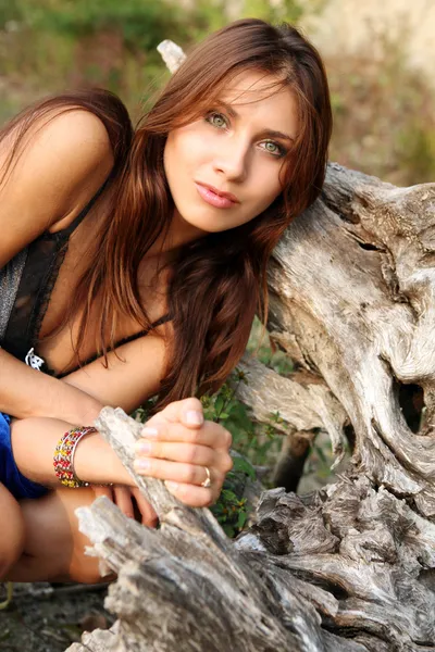 Flicka nära en trädrot — Stockfoto
