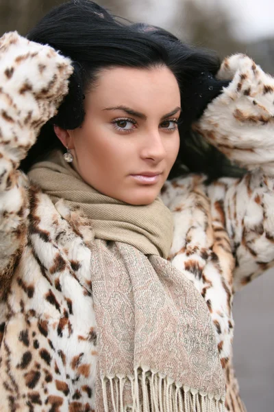 A jovem mulher em um casaco de peles . — Fotografia de Stock