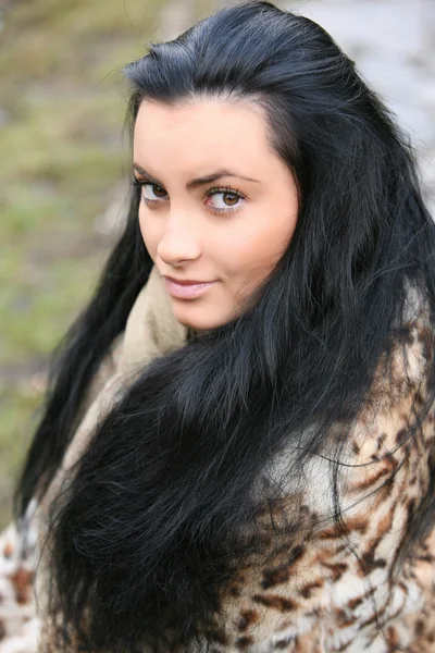 La joven con un abrigo de piel . — Foto de Stock