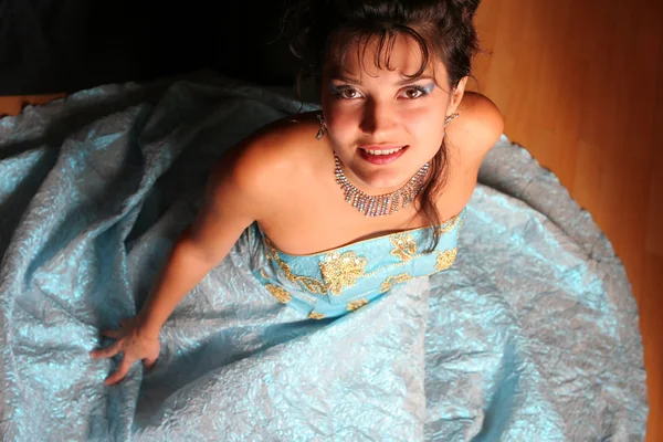 Flickan i en turkos klänning. — Stockfoto