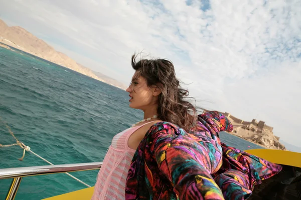 Mujer en un barco —  Fotos de Stock