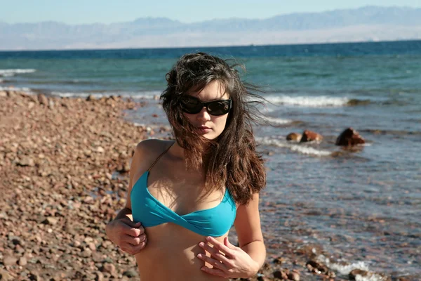 Vrouw aan de zee met strand. — Stockfoto