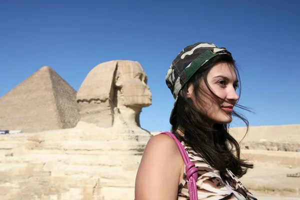 Vrouwen op achtergrond Sphinx. — Stockfoto