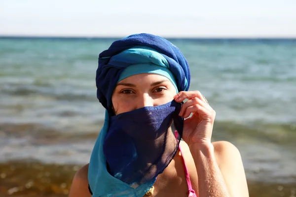 Женщина на пляже — стоковое фото