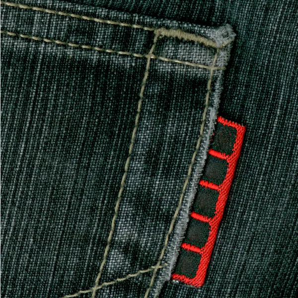 Calça jeans preta com etiqueta vermelha . — Fotografia de Stock
