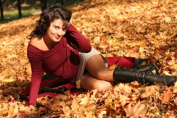 Die Frau im Herbstpark. — Stockfoto