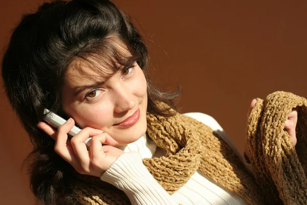 Женщина разговаривает по телефону. — стоковое фото