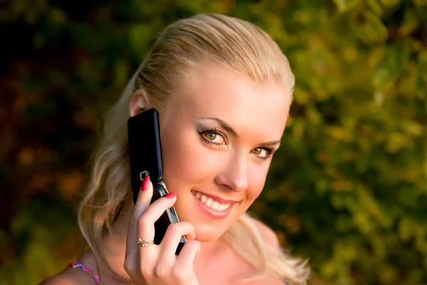 Het meisje spreekt via de telefoon. — Stockfoto